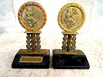 Par de SERRES LIVRES na forma de TROFÉU em bronze , apresentando figura de dama antiga em alto relevo , originário de vencedor do concurso de Danças na HEBRAICA em 31 / V  /1950. Base em granito negro Medidas : 8,5 x 6 cm.