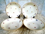 WARWICK - made in USA - Quatro Tigelinhas em porcelana esmaltada na cor bege e vitrificada com flores delicadas na ornamentação e frisos em ouro nas bordas. Diâmetro 13,5 cm e altura 3,5 cm.