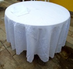 PAR de TOALHAS REDONDAS , em tecido branco de ótima qualidade com aplicações de ramos de flores em trabalhos bordados e vazados medindo de diâmetro 2,20 cm e contendo 6 guardanapos de 40 x 40 cm. São duas toalhas.