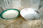 Duas saladeiras em porcelana esmaltadas e vitrificadas , uma ALEMÃ da Bavária , branca com delicadas flores e a outra com detalhes no tom verde degradée. Medidas : 25/6 cm e 26/8 cm.
