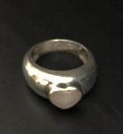 Joia - Anel em prata 925 com madrepérola em forma de coração .