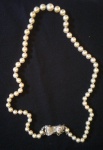 Joia - Belo colar em peróla em ouro branco com 6 brilhantes , med. 48 cm de Comp. Peso 6 grs.