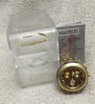 SWATCH - Relógio na cor dourado, confeccionado em metal, tamanho médio , arredondado , certificado e caixa original .