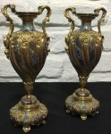 Par de vasos em bronze com rico trabalho de pintura em cloisonne ,  med. 20 cm de Alt.
