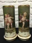 Maravihoso par de vasos séc. XIX porcelna sevres com rico trabalho de pintura  representando crianças  adornados a ouro , med. 24 cm  de Alt.