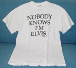 ACERVO PESSOAL RENATO RUSSO- Camiseta T-shirt em algodão, ostentando ao centro "NOBODY KNOWS I'M ELVIS" a famosa citação de  WAYLON JENNINGS que diz: " Ninguém sabe que sou Elvis, ninguém sabe que sou eu,depois de todas as minhas tentativas, eu tenho o disfarce perfeito.".OBS- ACOMPANHA DECLARAÇÃO DE AQUISIÇÃO CERTIFICADA  EM PAPEL TIMBRADO,ASSINADA E COM FOTO DA PEÇA ADQUIRIDA DE ACERVO PESSOAL DO RENATO RUSSO. VIDE FOTOS EM ANEXO.