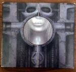 ACERVO PESSOAL RENATO RUSSO- CD de coleção EMERSON ,LAKE & PALMER  - BRAIN SALAD SURGERY,  de Rock progressivo sendo o quarto álbum de estúdio da banda britânica  lançado em 1973, relançado em versão digital pela VICTORY. A faixa mais conhecida é "Karn Evil 9 . OBS- ACOMPANHA DECLARAÇÃO DE AQUISIÇÃO CERTIFICADA  EM PAPEL TIMBRADO,ASSINADA E COM FOTO DA PEÇA ADQUIRIDA DE ACERVO PESSOAL DO RENATO RUSSO, VIDE FOTOS EM ANEXO.