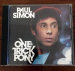 ACERVO PESSOAL RENATO RUSSO- CD de coleção de PAUL SIMON - ONE TRICK PONY, de Rock, sendo o quinto álbum solo de Paul Simon lançado em 1980 . OBS- ACOMPANHA DECLARAÇÃO DE AQUISIÇÃO CERTIFICADA  EM PAPEL TIMBRADO,ASSINADA E COM FOTO DA PEÇA ADQUIRIDA DE ACERVO PESSOAL DO RENATO RUSSO, VIDE FOTOS EM ANEXO.