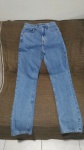 RENATO RUSSO-ACERVO PESSOAL-Calça jeans azul "lavado" da PÉ DO ATLETA , modelo reto com cintura alta ,tamanho 38,considerada marca ícone da década de 80, que fez parte de peças de seu vestuário diário, apresentando discretas marcas de uso pelo artista. OBS- ACOMPANHA DECLARAÇÃO DE AQUISIÇÃO CERTIFICADA  EM PAPEL TIMBRADO,ASSINADA E COM FOTO DA PEÇA ADQUIRIDA DE ACERVO PESSOAL DO RENATO RUSSO, VIDE FOTOS EM ANEXO.