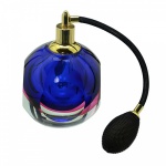 Belíssimo perfumeiro em vidro em tom azul, perfumeiro com bomba aplicadora. Medida 12x9x9cm, com capacidade para 150Ml. Peça sem uso e na caixa original.