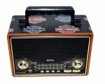 Rádio AM/FM vintage Harley Davidson, possui um visual retro. Com conexão via Bluetooth você pode conectar seu dispositivos como Celular, tablet, psp, ipod, entrada USB para conectar pen drive, entrada de cartão de memória TF e SD e entrada auxiliar P2. Alimentação com tomada 110v/220v com chave manual, bateria interna recarregável incluída que permite utilização do radio sem energia elétrica, possui também possibilidade de uso de 4(quatro) pilhas, não incluídas. A bateria é recarregada automaticamente quando liga o cabo na energia. Medida 27cm x 18,5cm x 12,3cm. Radio com toda tecnologia atual e excelente som. Produto na caixa original e sem uso..