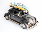 Grande Fusca de surfista em lata com ricos detalhes, funciona objeto decorativo e também como cofrinho de moedas. Medida 32x15x16cm. Sem uso e na caixa original.