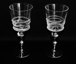 Elegantes e grandes taças para vinho com acabamentos em relevo e base torneada na cor prata. Medidas: 19cm x 8 cm de diâmetro. Lote em perfeito estado e sem uso.