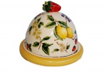 Queijeira em porcelana LUIZ SALVADOR policromada com motivos de florais e frutas e puxador da tampa em forma de morango. Medida 20 cm de diâmetro e 18 cm de altura