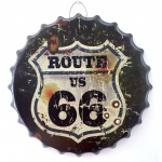 Grande placa de metal em forma de chapinha com imagens da ROUTE US 66 retrô. Medida 40cm de diâmetro. Lote sem uso e na embalagem original.