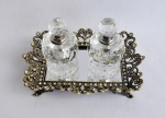 Lote com 2 (dois) magníficos perfumeiros em cristal acompanhados de 1 (uma) bandeja com fundo espelhado e bordas ricamente ornamentada com pedras cravejadas. Medida da bandeja 11x15cm.