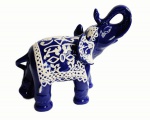 Espetacular e grande elefante em porcelana cor azul cobalto com ricos acabamentos e relevos em cor branco. Medida 28x12x24cm.