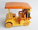 Carro de golfe feito em madeira com ricos acabamentos incluindo na traseira duas esculturas com taco de golfe.