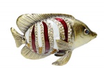 Espetacular peixe ao melhor estilo Fabergé, confeccionada em metal dourado com esmaltados e cravejada de pedras lapidadas. Medida 7x10cm. Peça sem uso e na caixa original.