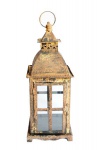 Lanterna tailandesa em ferro trabalhado com efeito envelhecido. Possui vidro nas 4 laterais. Medida total 40cm de altura.