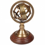 Globo com signos do zodíaco feito de bronze e com base em madeira torneada. Medida 14,5 cm de altura. Peça sem uso e na caixa original.