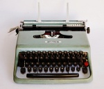 Antiga máquina de escrever OLIVETTI modelo Lettera 22. FUNCIONANDO.