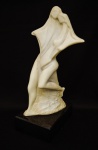 Celina Lisboa - escultura em resina, da artista Celina Lisboa, representando mãe e filho, com base em granito preto, assinada e numerada 1/6, medindo 42 cm de altura com a base, sendo a base 18 x 18 cm
