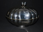 Belissíma sopeira em metal espessurado a prata, em formato oval e com puxadores representando avelãs.