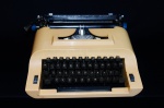 Antga máquina de escrever Remington funcionando.
