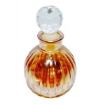 Perfumeiro em vidro com tampa lapidação diamante. Medida 12 cm de altura. Apresenta discretíssimo lascado na borda.