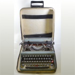 Antiga Máquina de Escrever Portátil Olivetti em Bom Estado de Conservação. Caixa com Desgastes do Tempo; Medida : 10 x 34 x 29 cm.