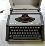 OLIVETTI - Antiga Máquina de Escrever Portátil Olivetti Modelo Tropical  - Medida :  8 x 31 x 30 cm. - FUNCIONANDO