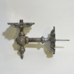 Pequena Arandela para Parede em Metal Prateado para 1 (uma) Lâmpada, Cinzelado em Rocailes. Medida: 10 x 13 x 7 cm.