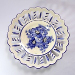 Fruteira Centro de Mesa em Porcelana Branca com desenhos em tons de azul., Galeria Vazada. Medida: 5 x 21 cm. (Diâmetro da Borda).