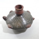 Vaso em Estilo Indígena Marajoara em Cerâmica no Formato de Tartaruga."Pequeno Bicado na Borda". Medida : 16 cm (alt) X 17 cm. (Diâmetro). Ref.-SILE616