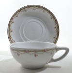Chávena com Pires em Porcelana Branca com Delicada Guirlanda de Flores em seu entorno. Assinado : "Dinorá 96" - Medida: 5,5 X 11,5 cm. (Diâmetro); - Ref.SILE626