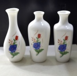 Miniaturas - 3 (Três) Mini Vasinhos em Fina Porcelana com Ramalhetes de Flores Pintados a Mão em Diferentes Formatos; Medida: 8 cm. - Ref.SILE646