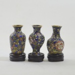Conjunto com 3 (Três) Mini Vasos Chineses em Metal. Técnica Cloisonné com Rico Detalhe e Policromia. Acompanha Base de Sustentação. Década de 40. Medida: 8 cm. (Diâmetro) - Base = 1 cm.