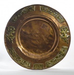 Antigo Prato Decorativo Peruano em Cobre com Figuras Típicas em Relevo - Latão Dourado - Medida: 35 cm. (Diâmetro).