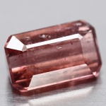 Linda Turmalina rosa , clássica lapidação octagonal pesando 0.91 cts medindo 4.5 X 7.2 X 3.1 mm . ótimo investimento para montar uma joia de qualidade . origem Nigéria  .