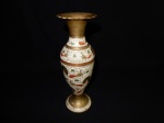 Elegante vaso em Bronze esmaltado Closoinne decorado com linda ornamentação contendo aves e flores  . Índia meados do século XX .  excelente estado de conservação . mede 30 cm de altura x 10 cm de diâmetro .