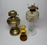 Lote composto por 03 lampiões antigo , sendo um em metal e dois em vidrão antigo . Ambos em bom estado de conservação . medem 25 x 12 cm , 30 x 13 cm e 16 x 7,0 cm .