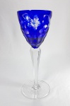 Elegante taça para água em cristal double azul lapidação folhagens e dedão. Haste facetada. Altura 22 cm. Bojo 8.5 cm