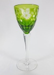 Elegante taça para água em cristal double verde esmeralda, lapidação folhagens e dedão. Haste facetada. Altura 22 cm. Bojo 8.5 cm