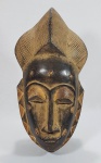 TRIBO YAURE BAULE - COSTA DO MARFIM - África - Antiga máscara em madeira com expressivos entalhes feitos a mão. Ótima simetria. Med. 33 x 17 cm.