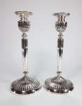 BRISTOL - Par de candelabros estilo Georgiano, em metal espessurado a prata. Altura 25 cm