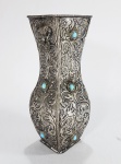 Antigo vaso artesanal tibetano em metal martelado e cinzelado a mão, espessurado a prata e com cabuchons azuis aplicados. Alças no formato de cabeças de cães de fó com argolas. Cerca de 1900. Med. 26 x 09 cm