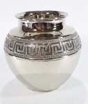 Vaso bujudo grego em cobre espessurado a prata, decorado com gregas e perolados. Sem marcas. Med.16 x 15 cm