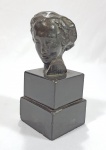 Assinatura Ilegível - Antigo busto em bronze Cabeça feminina com base em granito. Assinado no verso. Med. 15 x 07 x 07 cm Med. 13 x 06 x 06 cm