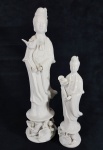 Duas esculturas em porcelana chinesa Blanc de Chine repres. Guanyin. Medidas: 31 e 21 cm